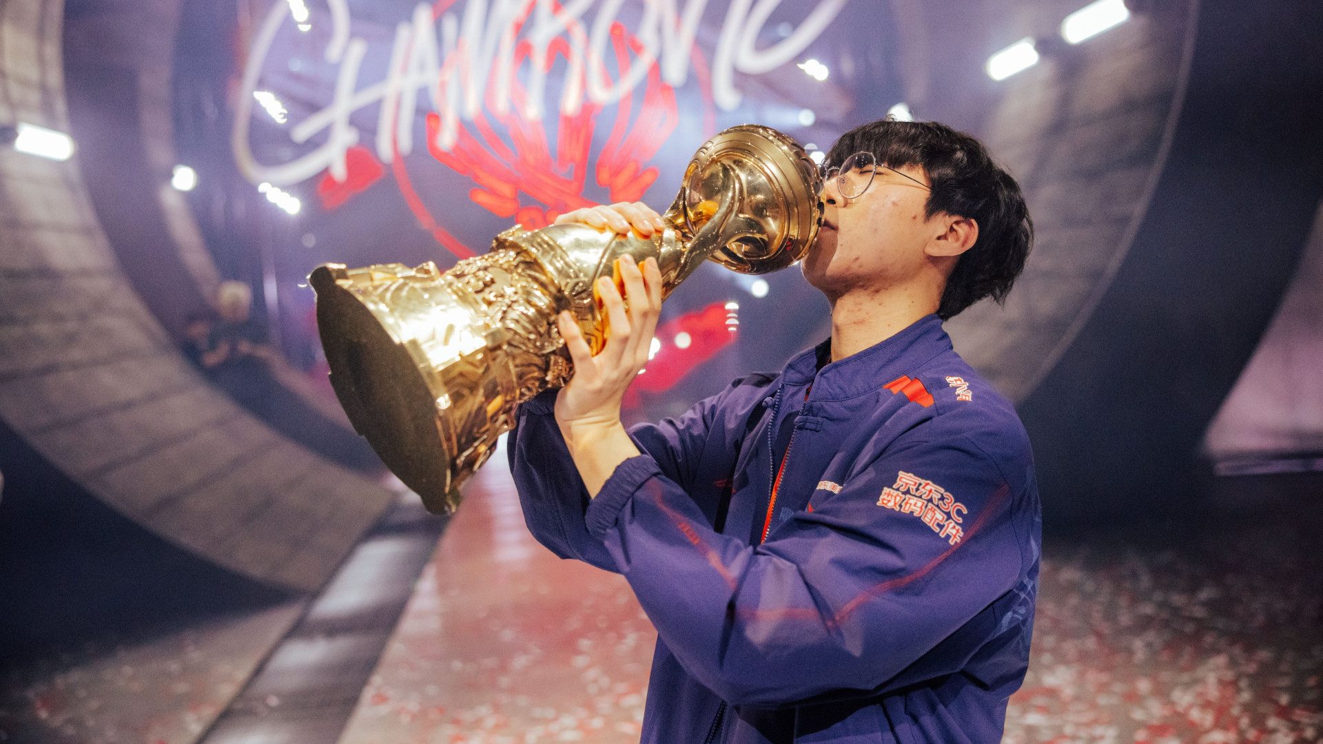 A player on JD Gaming kissing the MSI 2023 trophy when they wont that earlier in the year.