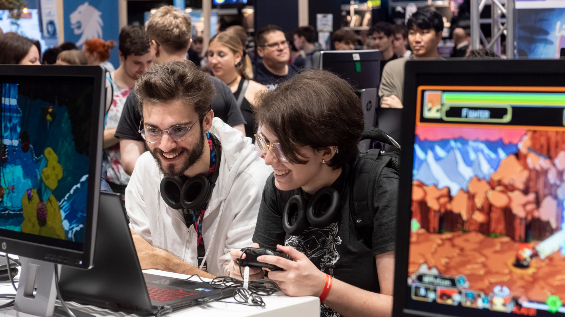 Two people playing games at gamescom