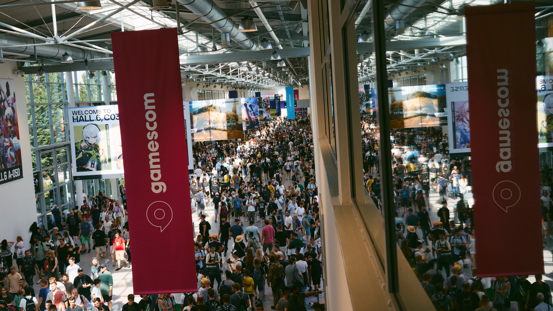 The crowd in the boulevard at gamescom 2024
